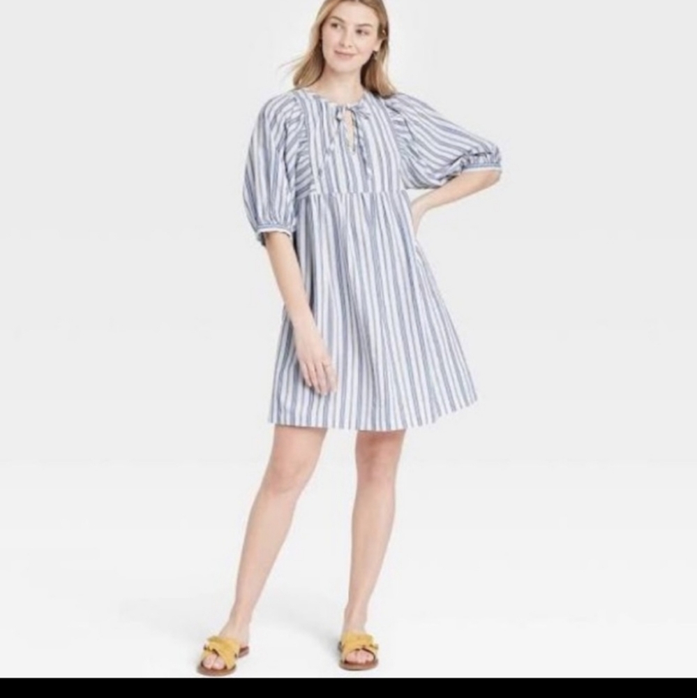 Bell sleeve dress with pockets!